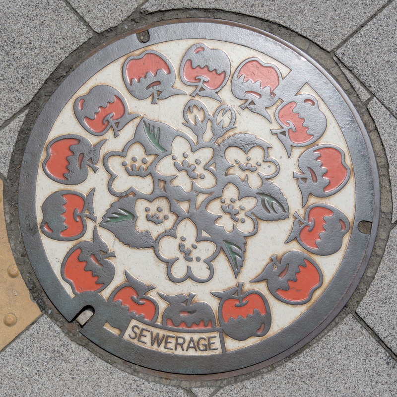 À Nagano, on fait des plaques d’égout à l’effigie du symbole locale (une grosse pomme) et surtout on les colorie
